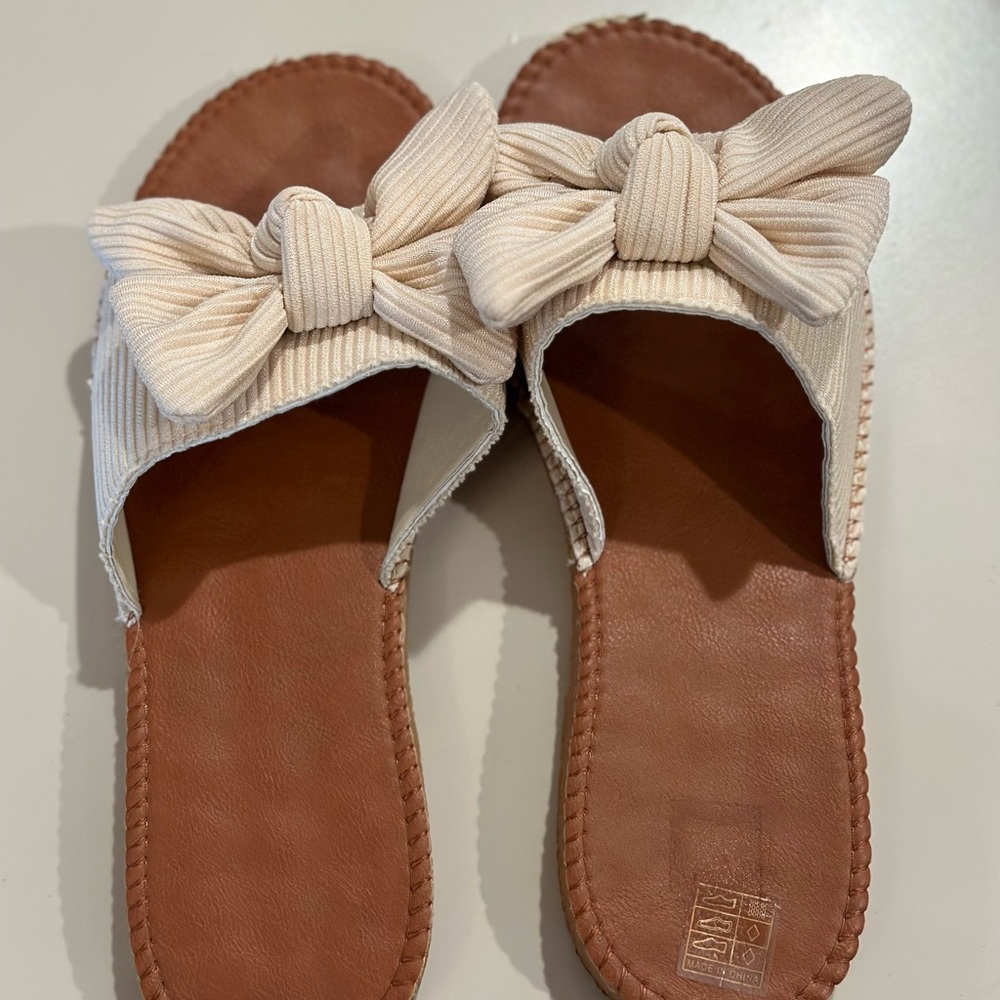 Women’s comfortable fabric bow flip flops size 9 like new tan brown